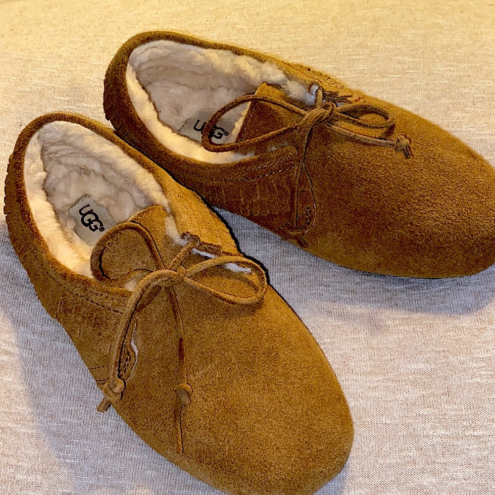 Size 7 UGG moccasin slippers are perfect for day-day wear with a cute suede trim